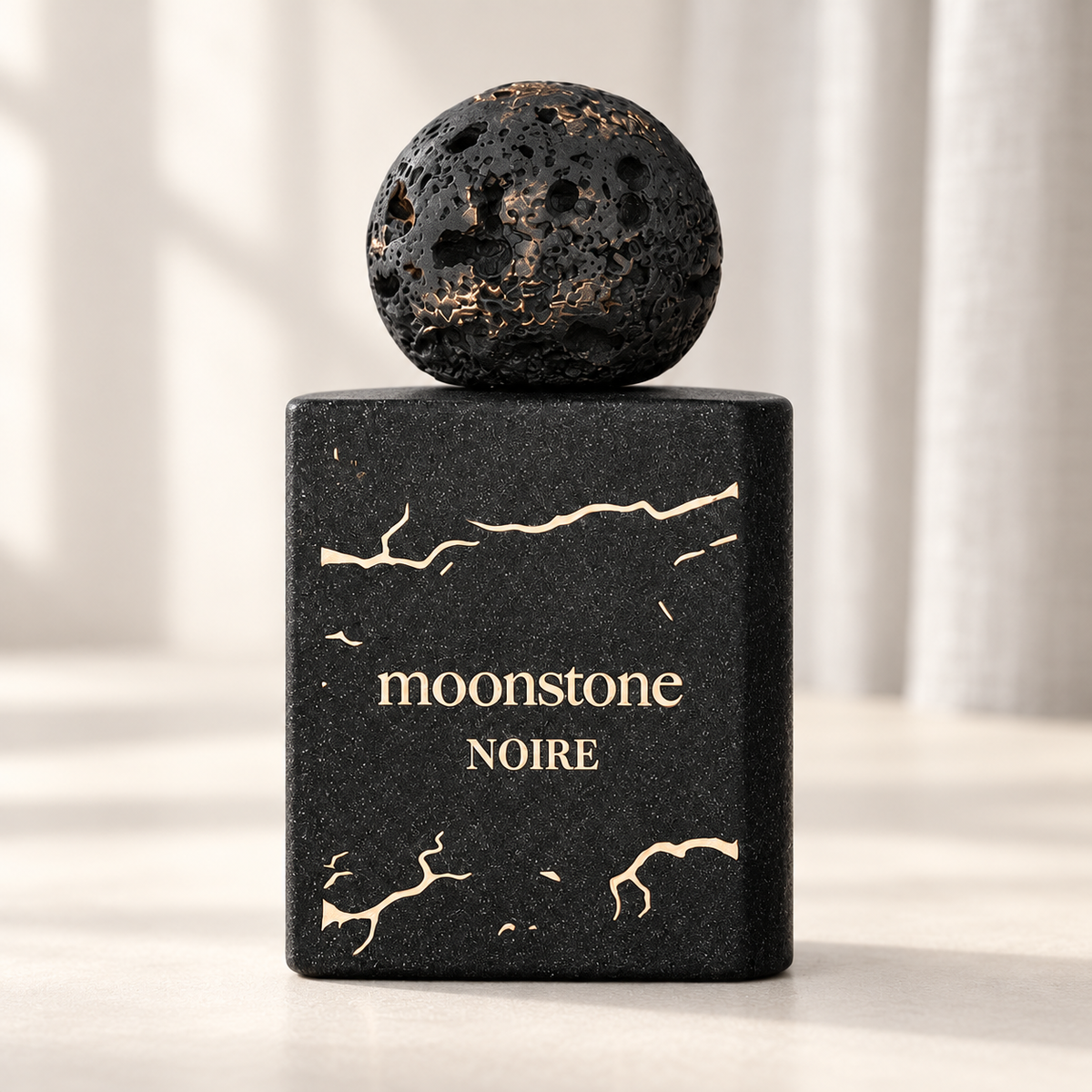 FRENCH AVENUE - MOONSTONE NOIRE, flacone frontale centrale ravvicinato con sfondo leggero
