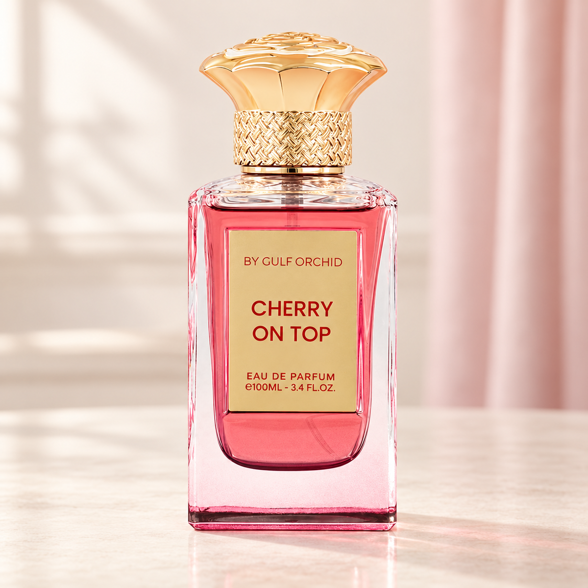 GULF ORCHID - CHERRY ON TOP, flacone frontale centrale ravvicinato con sfondo leggero