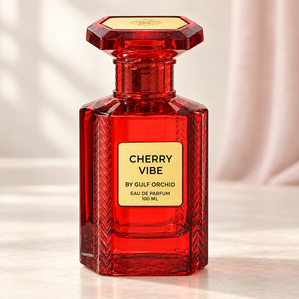 GULF ORCHID - CHERRY VIBE, flacone frontale centrale ravvicinato con sfondo leggero