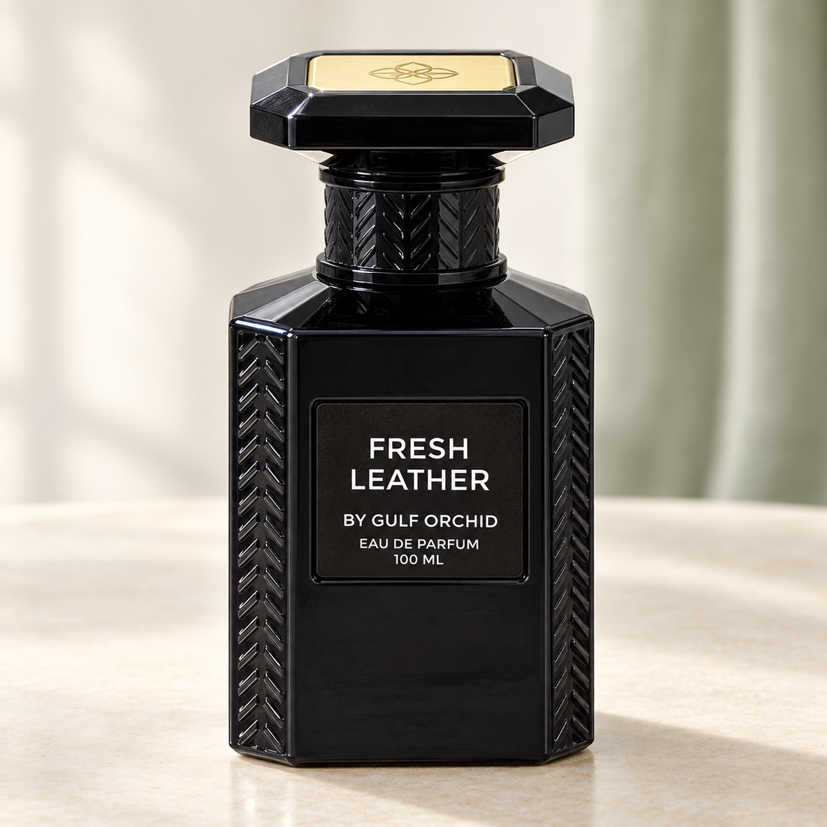 GULF ORCHID - FRESH LEATHER, flacone frontale centrale ravvicinato con sfondo leggero
