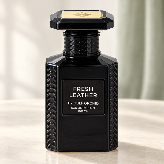 GULF ORCHID - FRESH LEATHER, flacone frontale centrale ravvicinato con sfondo leggero