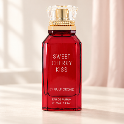 GULF ORCHID - SWEET CHERRY KISS, flacone frontale centrale ravvicinato con sfondo leggero