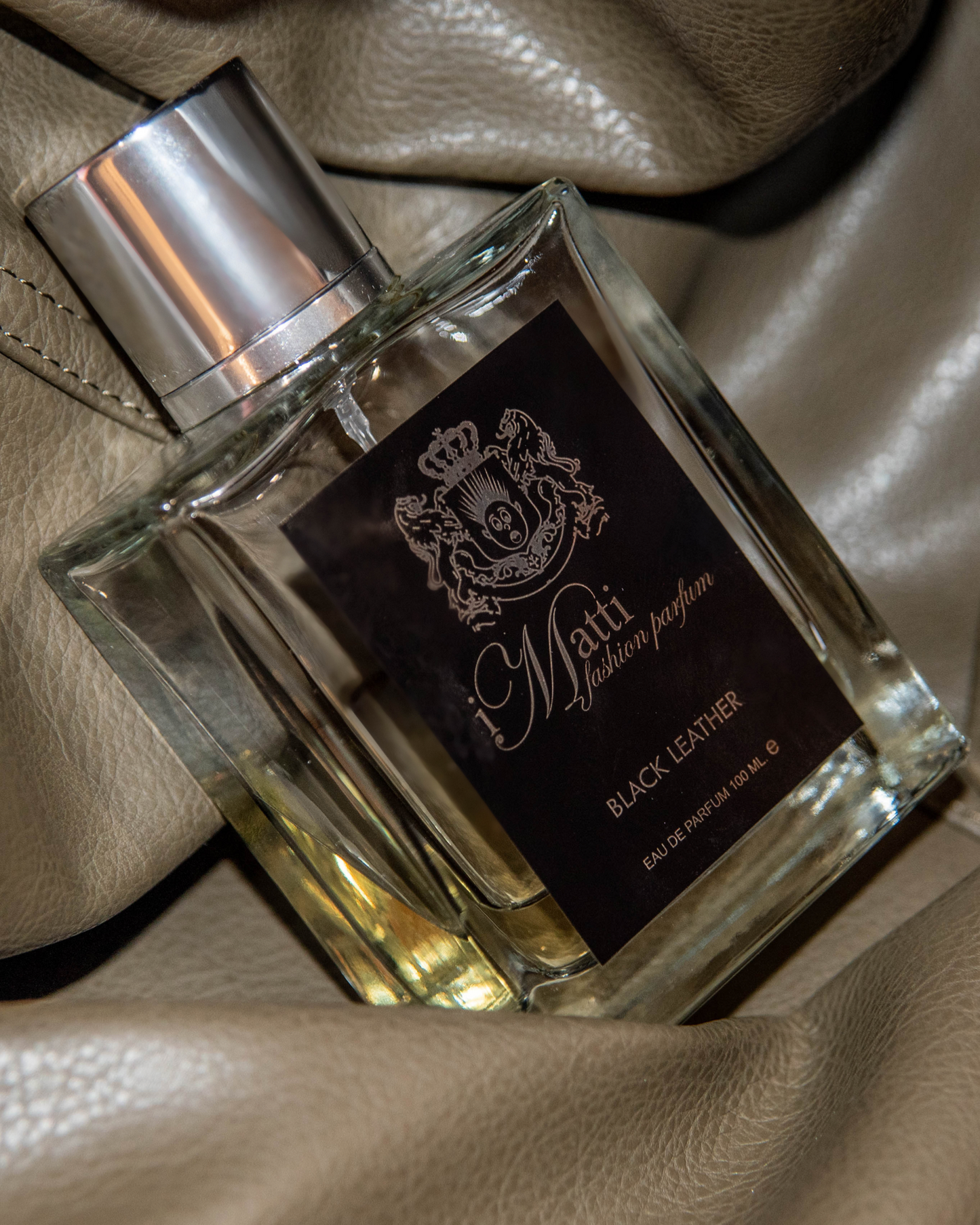 I Matti Black Leather 100 ml – flacone ambientato su pelle