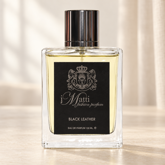 I MATTI - BLACK LEATHER, flacone frontale centrale ravvicinato con sfondo leggero