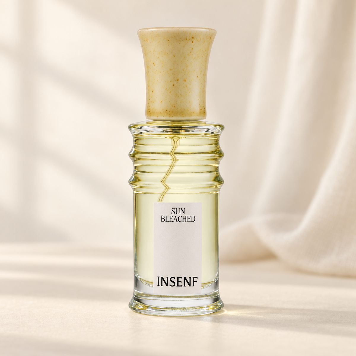 INSENF - SUN BLEACHED, flacone frontale centrale ravvicinato con sfondo leggero