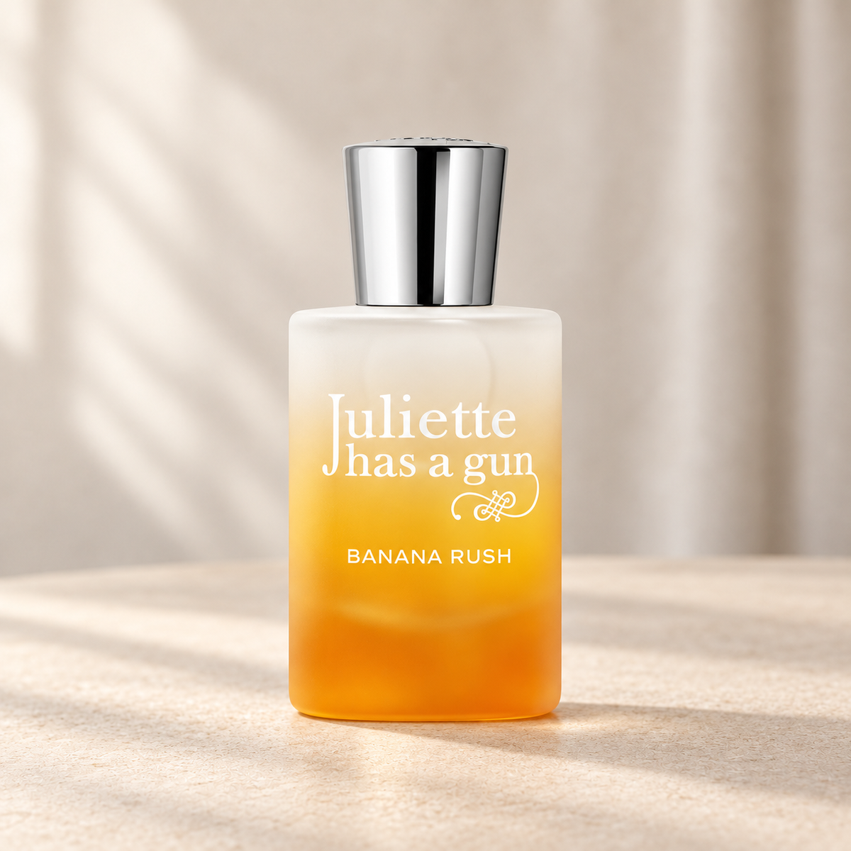 BANANA RUSH di Juliette Has a Gun — flacone frontale su fondo beige, ambientazione creata con IA