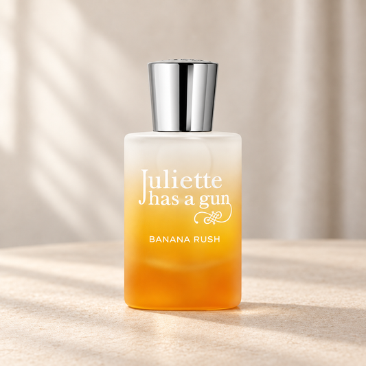 BANANA RUSH di Juliette Has a Gun — flacone frontale su fondo beige, ambientazione creata con IA