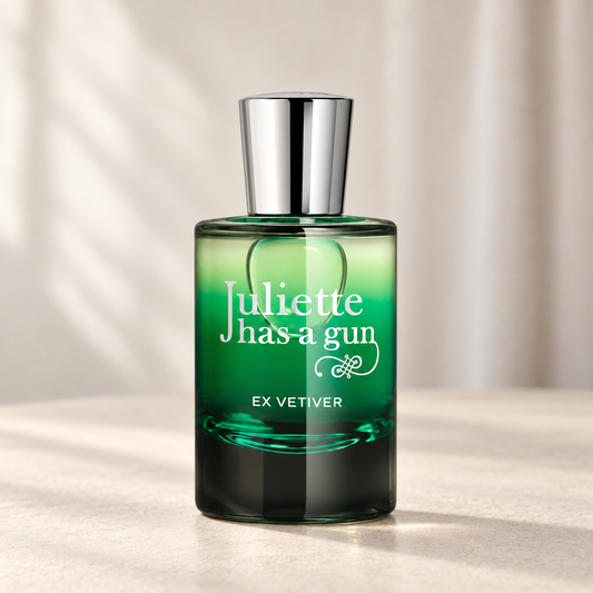 EX VETIVER di Juliette Has a Gun — flacone frontale su fondo beige, ambientazione creata con IA