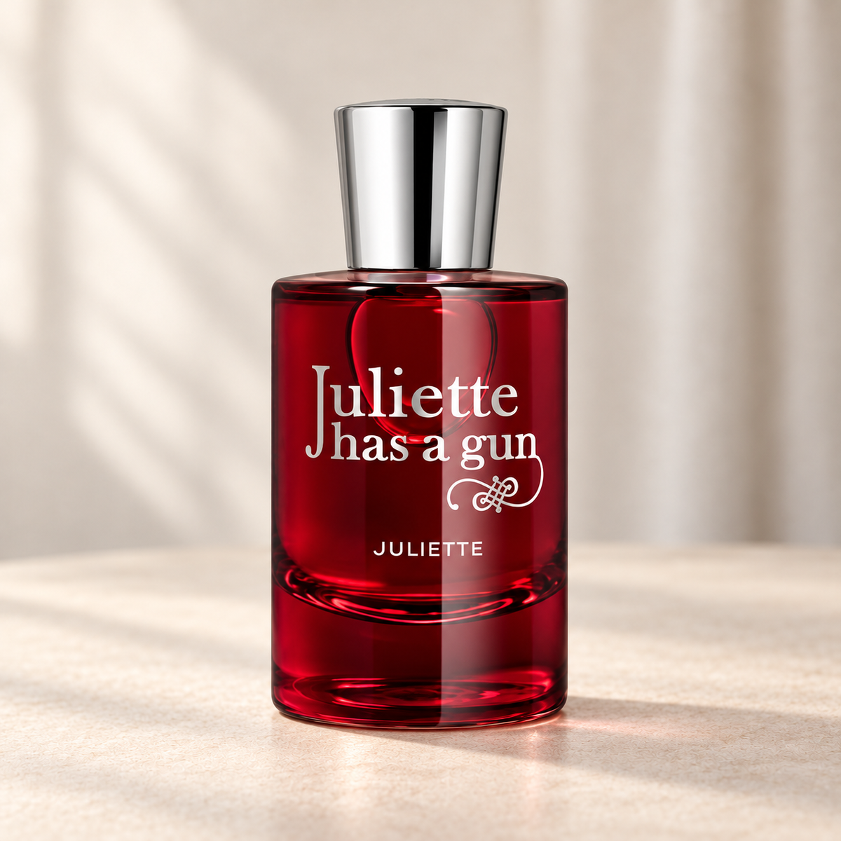 Juliette di Juliette Has a Gun — flacone frontale su fondo beige, ambientazione creata con IA