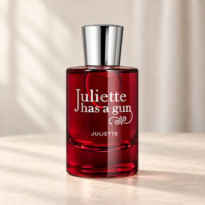 Juliette di Juliette Has a Gun — flacone frontale su fondo beige, ambientazione creata con IA
