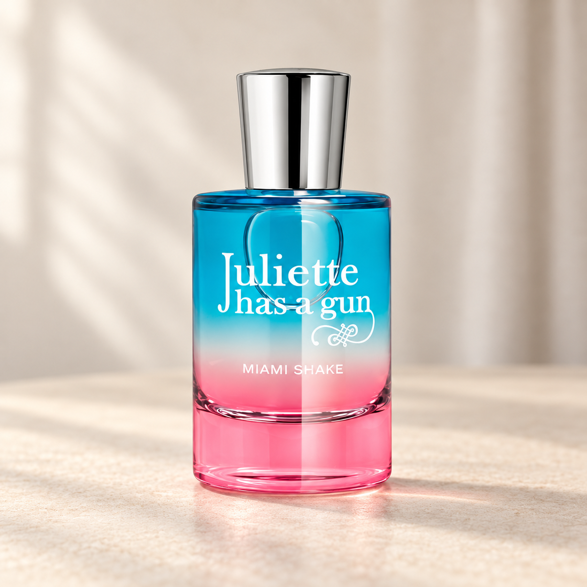 MIAMI SHAKE di Juliette Has a Gun — flacone frontale su fondo beige, ambientazione creata con IA