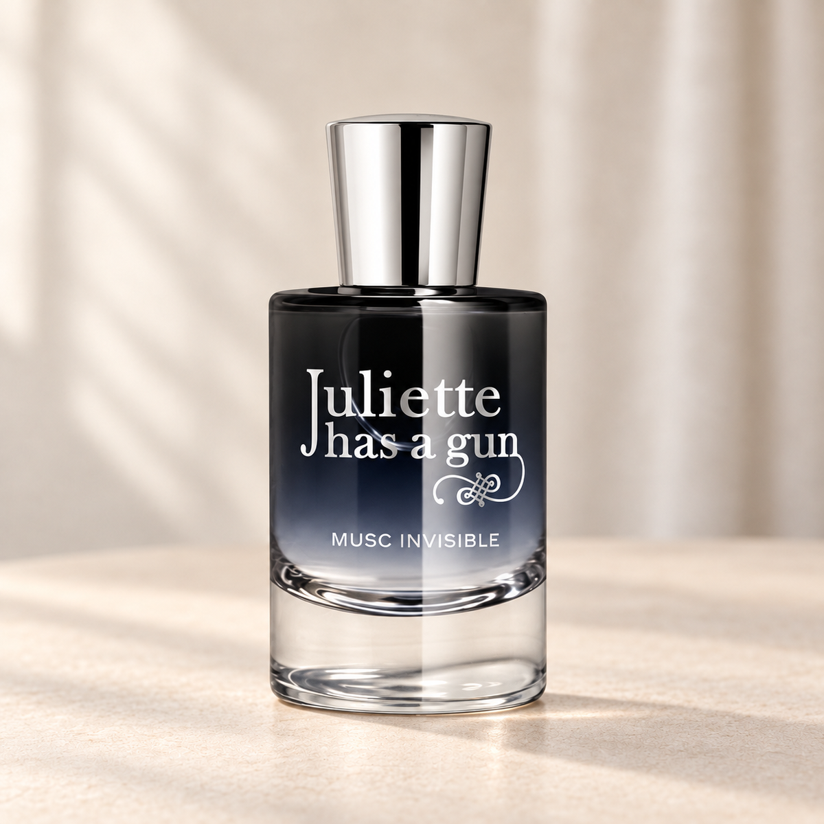 MUSC INVISIBLE di Juliette Has a Gun — flacone frontale su fondo beige, ambientazione creata con IA