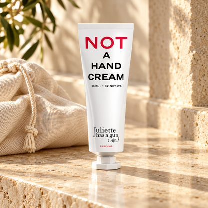 Not a Hand Cream di Juliette Has a Gun — ambientazione illustrativa creata con IA
