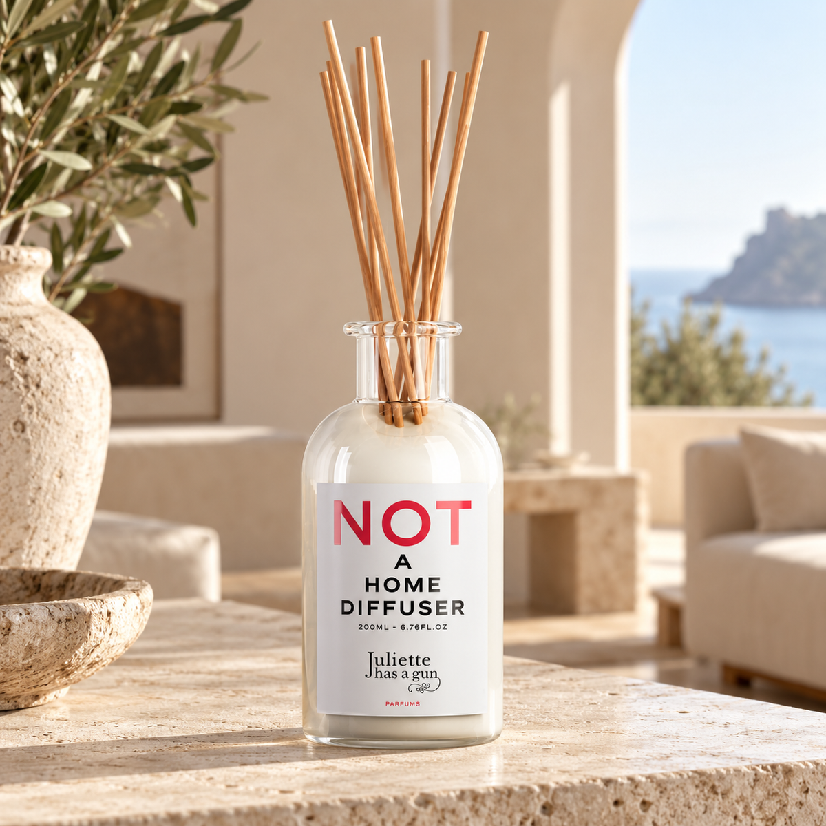 Not a Home Diffuser di Juliette Has a Gun — ambientazione illustrativa creata con IA
