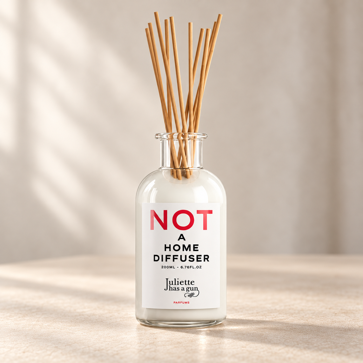 NOT A HOME DIFFUSER di Juliette Has a Gun — prodotto su fondo beige, ambientazione creata con IA