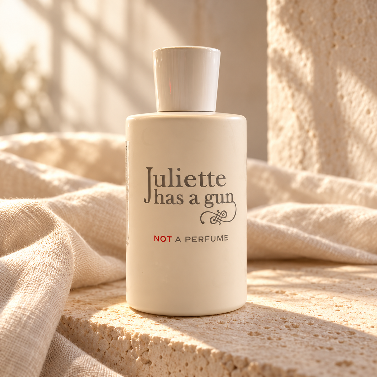 Not a Perfume di Juliette Has a Gun — ambientazione illustrativa creata con IA