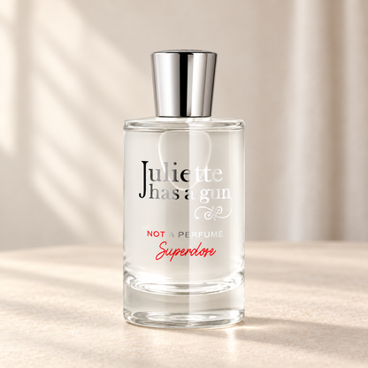 NOT A PERFUME SUPERDOSE di Juliette Has a Gun — flacone frontale su fondo beige, ambientazione creata con IA