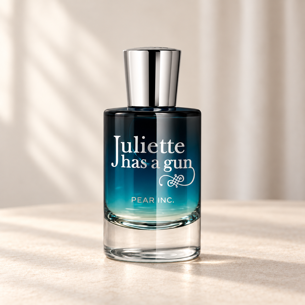 PEAR INC. di Juliette Has a Gun — flacone frontale su fondo beige, ambientazione creata con IA