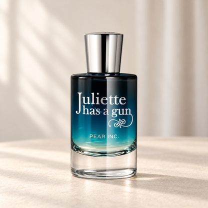 PEAR INC. di Juliette Has a Gun — flacone frontale su fondo beige, ambientazione creata con IA