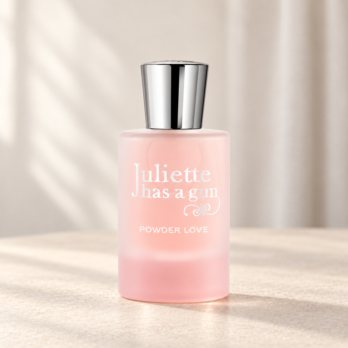 POWDER LOVE di Juliette Has a Gun — flacone frontale su fondo beige, ambientazione creata con IA