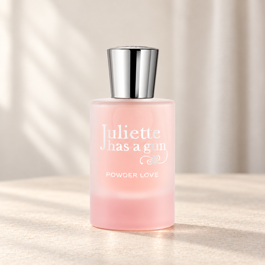 POWDER LOVE di Juliette Has a Gun — flacone frontale su fondo beige, ambientazione creata con IA
