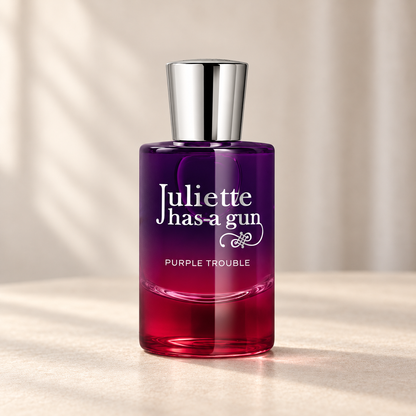 PURPLE TROUBLE di Juliette Has a Gun — flacone frontale su fondo beige, ambientazione creata con IA