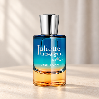 VANILLA VIBES di Juliette Has a Gun — flacone frontale su fondo beige, ambientazione creata con IA
