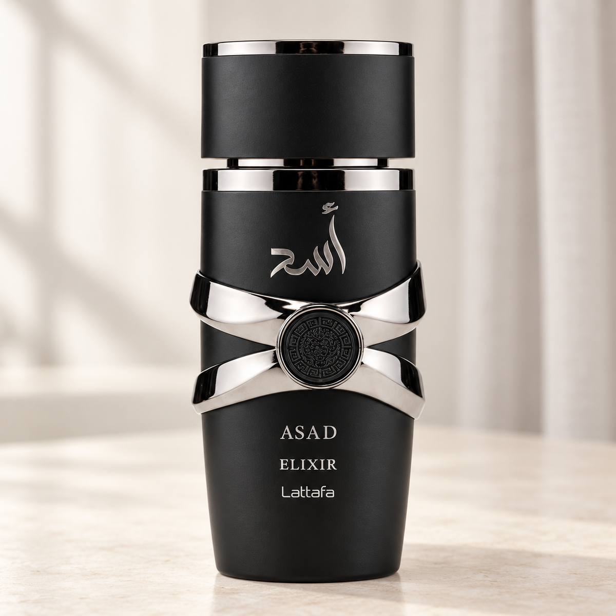 LATTAFA - ASAD ELIXIR, flacone frontale centrale ravvicinato con sfondo leggero
