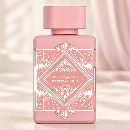LATTAFA - BADE'E AL OUD NOBLE BLUSH, flacone frontale centrale ravvicinato con sfondo leggero