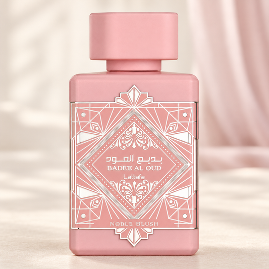 LATTAFA - BADE'E AL OUD NOBLE BLUSH, flacone frontale centrale ravvicinato con sfondo leggero