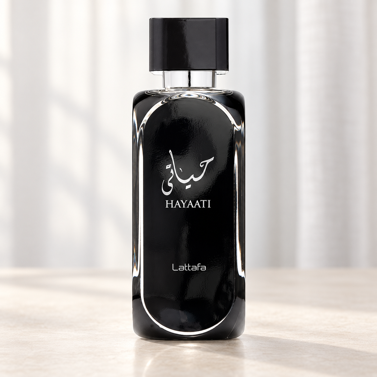 LATTAFA - HAYAATI, flacone frontale centrale ravvicinato con sfondo leggero