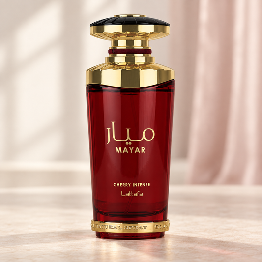LATTAFA - MAYAR CHERRY INTENSE, flacone frontale centrale ravvicinato con sfondo leggero