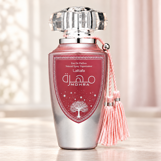 LATTAFA - MOHRA SILKY ROSE, flacone frontale centrale ravvicinato con sfondo leggero