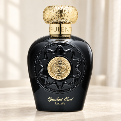 LATTAFA - OPULENT OUD, flacone frontale centrale ravvicinato con sfondo leggero