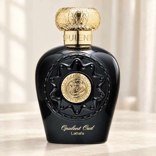 LATTAFA - OPULENT OUD, flacone frontale centrale ravvicinato con sfondo leggero