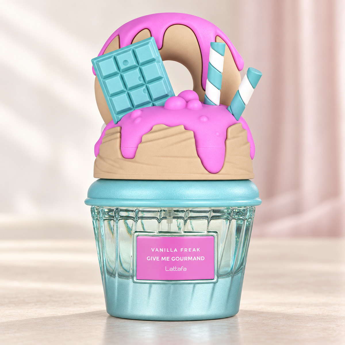 LATTAFA - VANILLA FREAK, flacone frontale centrale ravvicinato con sfondo leggero