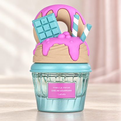 LATTAFA - VANILLA FREAK, flacone frontale centrale ravvicinato con sfondo leggero