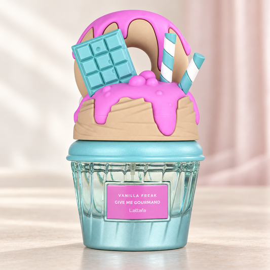 LATTAFA - VANILLA FREAK, flacone frontale centrale ravvicinato con sfondo leggero