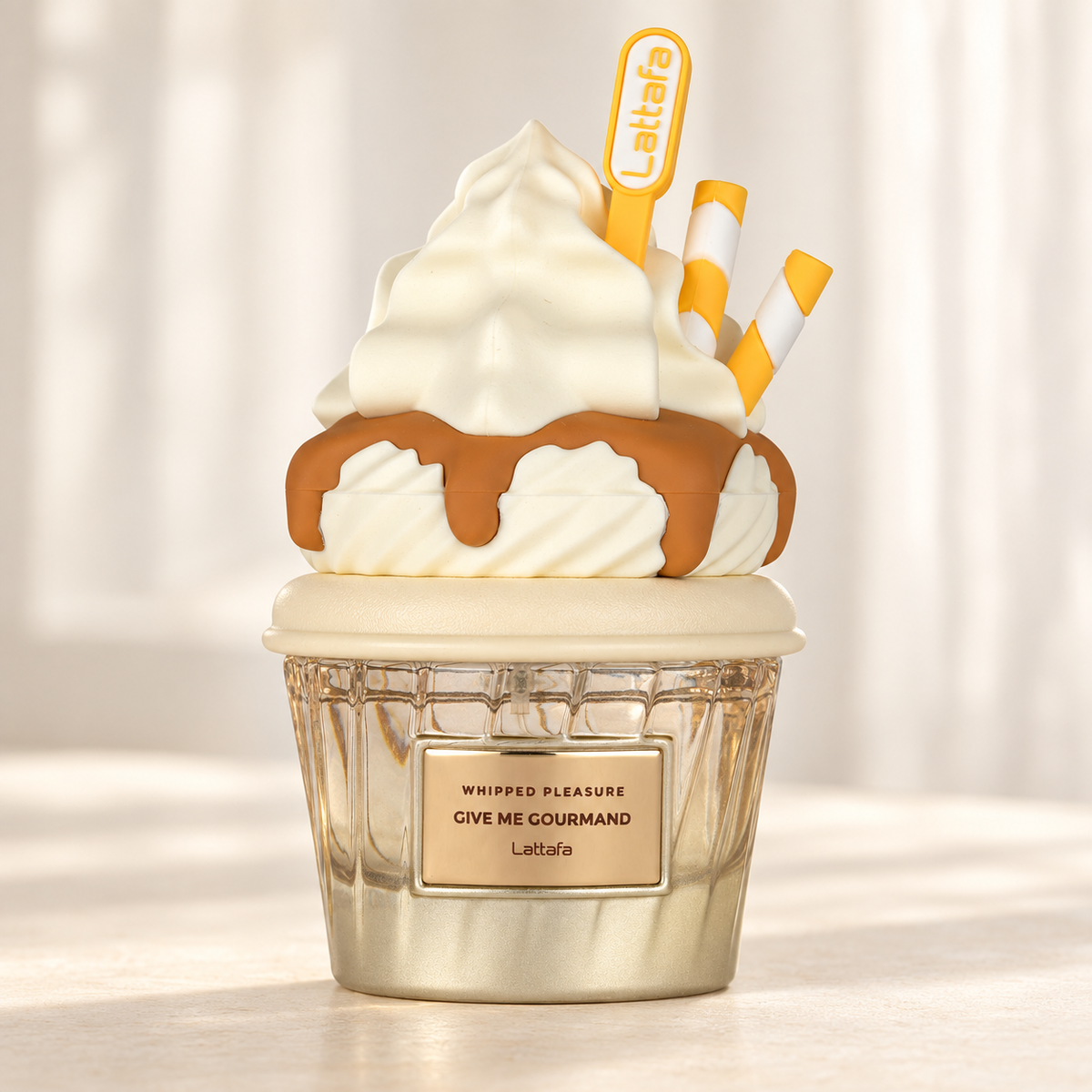 LATTAFA - WHIPPED PLEASURE, flacone frontale centrale ravvicinato con sfondo leggero