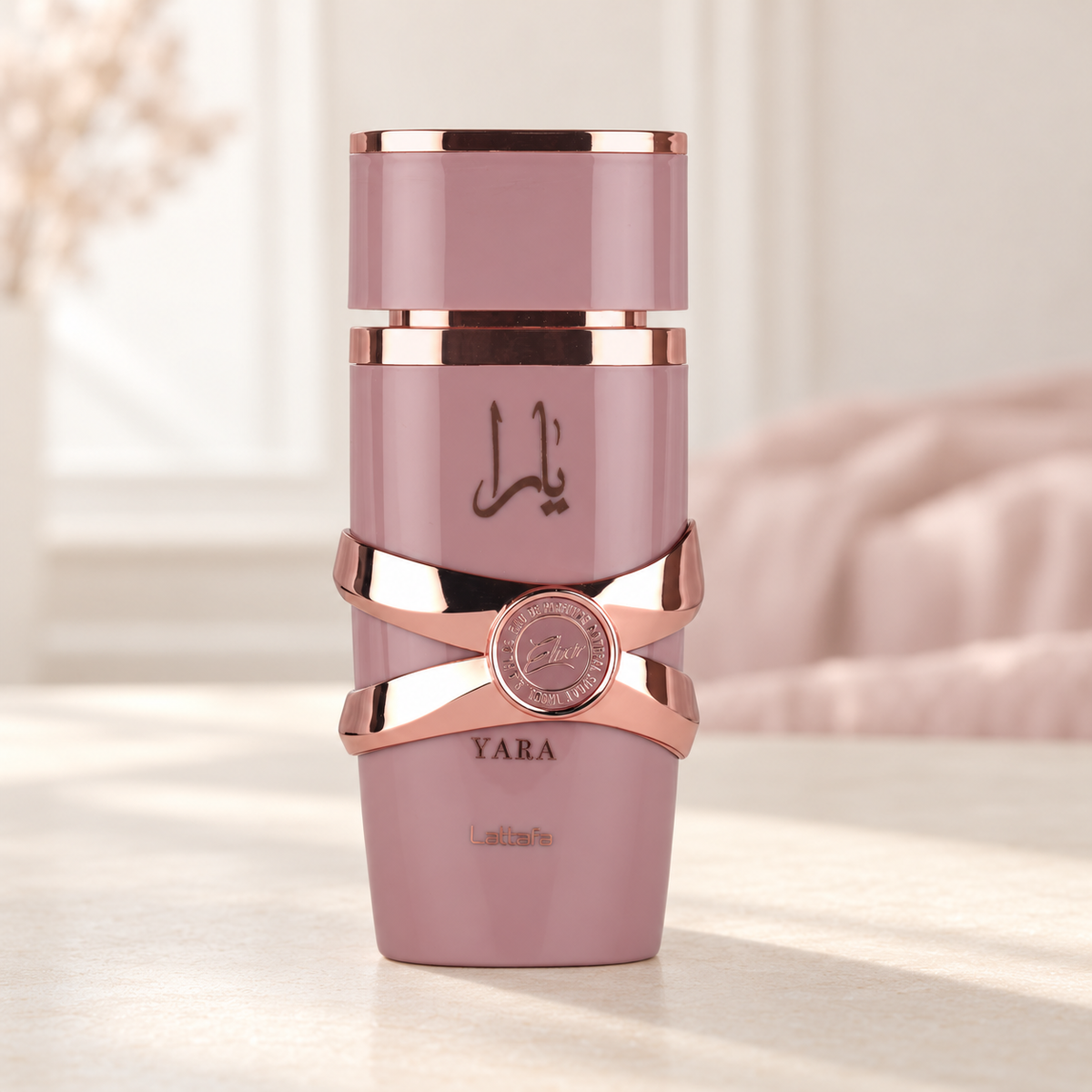 LATTAFA - YARA ELIXIR, flacone frontale centrale ravvicinato con sfondo leggero