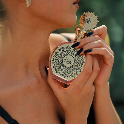 Maison Asrar Fakhama Eau de Parfum 100 ml – flacone dorato in primo piano