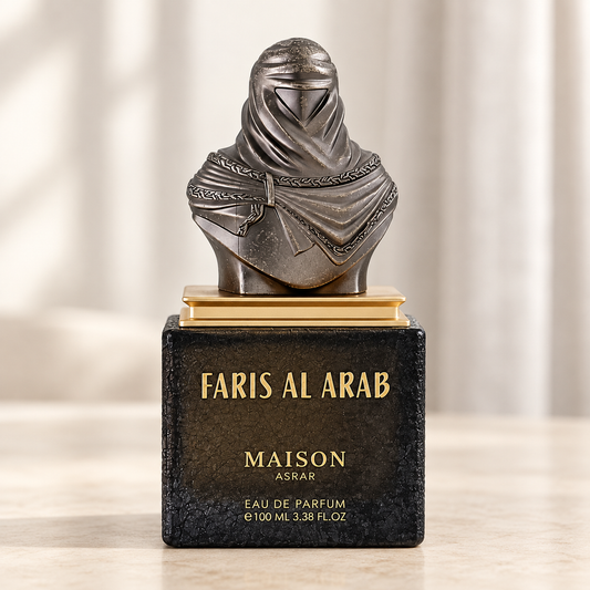 MAISON ASRAR - FARIS AL ARAB, flacone frontale centrale ravvicinato con sfondo leggero