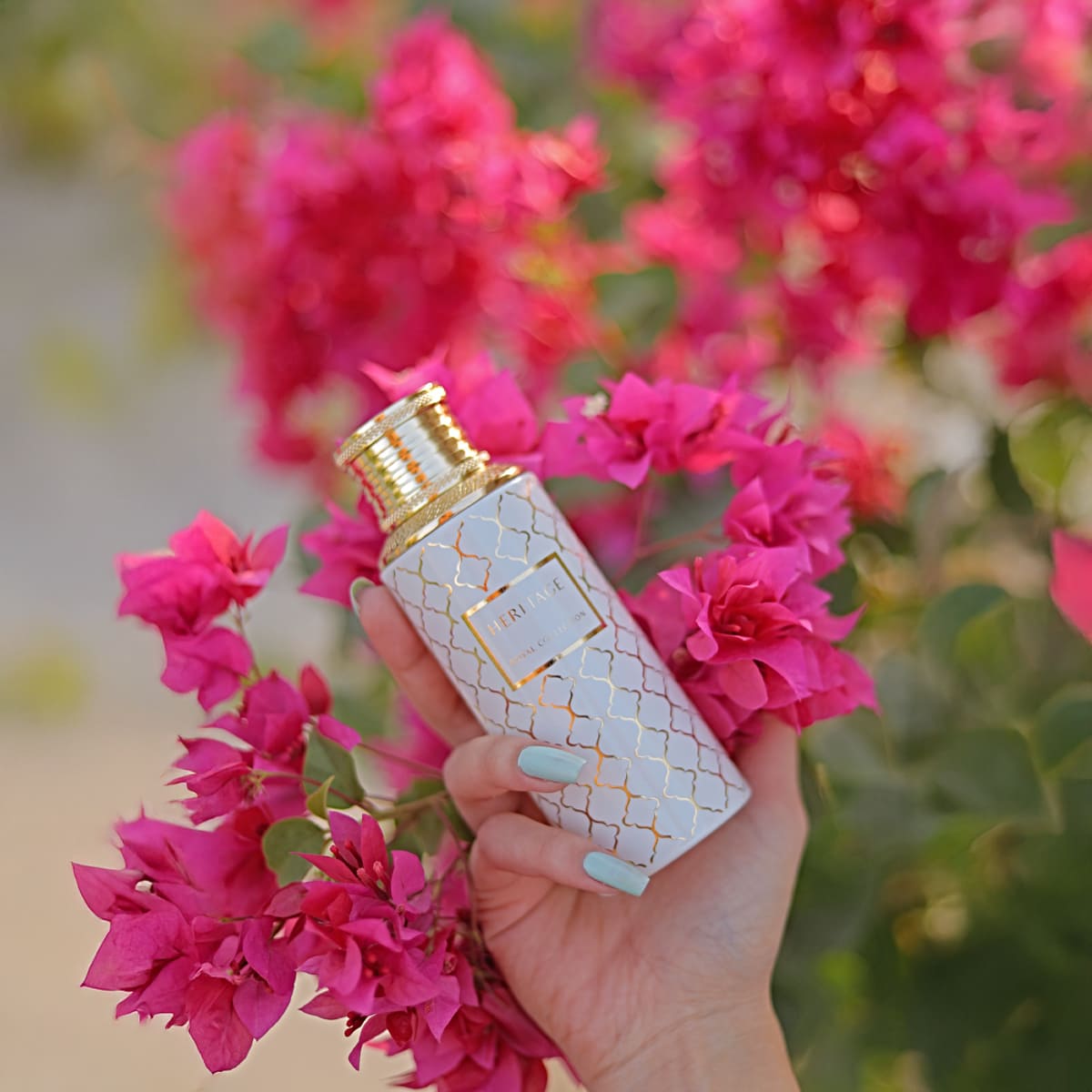 Maison Asrar Heritage 100 ml — flacone tra i fiori, fotografia ufficiale Maison Asrar