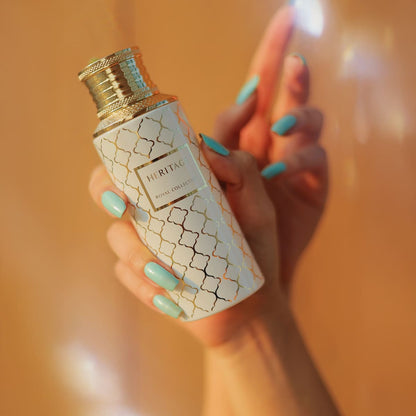 Maison Asrar Heritage 100 ml — dettaglio del flacone tenuto in mano, fotografia ufficiale Maison Asrar