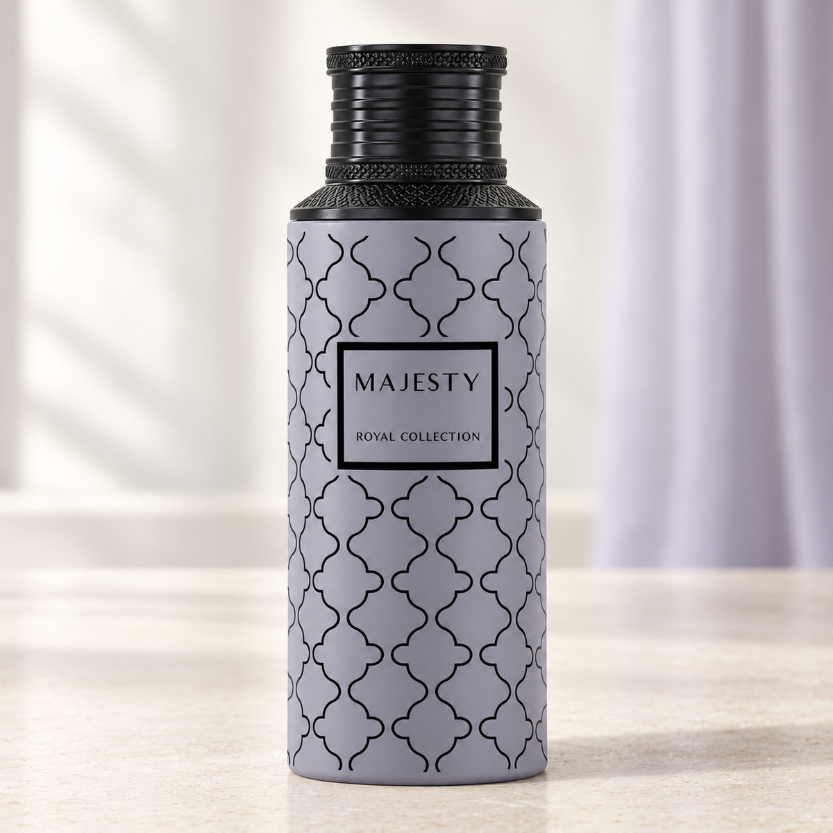 MAISON ASRAR - MAJESTY, flacone frontale centrale ravvicinato con sfondo leggero