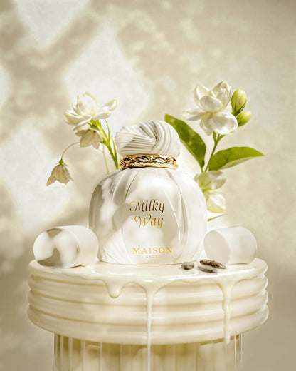 Maison Asrar Milky Way Eau de Parfum 100 ml – flacone in ambientazione gourmand
