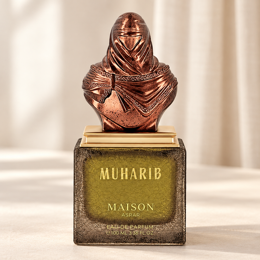 MAISON ASRAR - MUHARIB, flacone frontale centrale ravvicinato con sfondo leggero