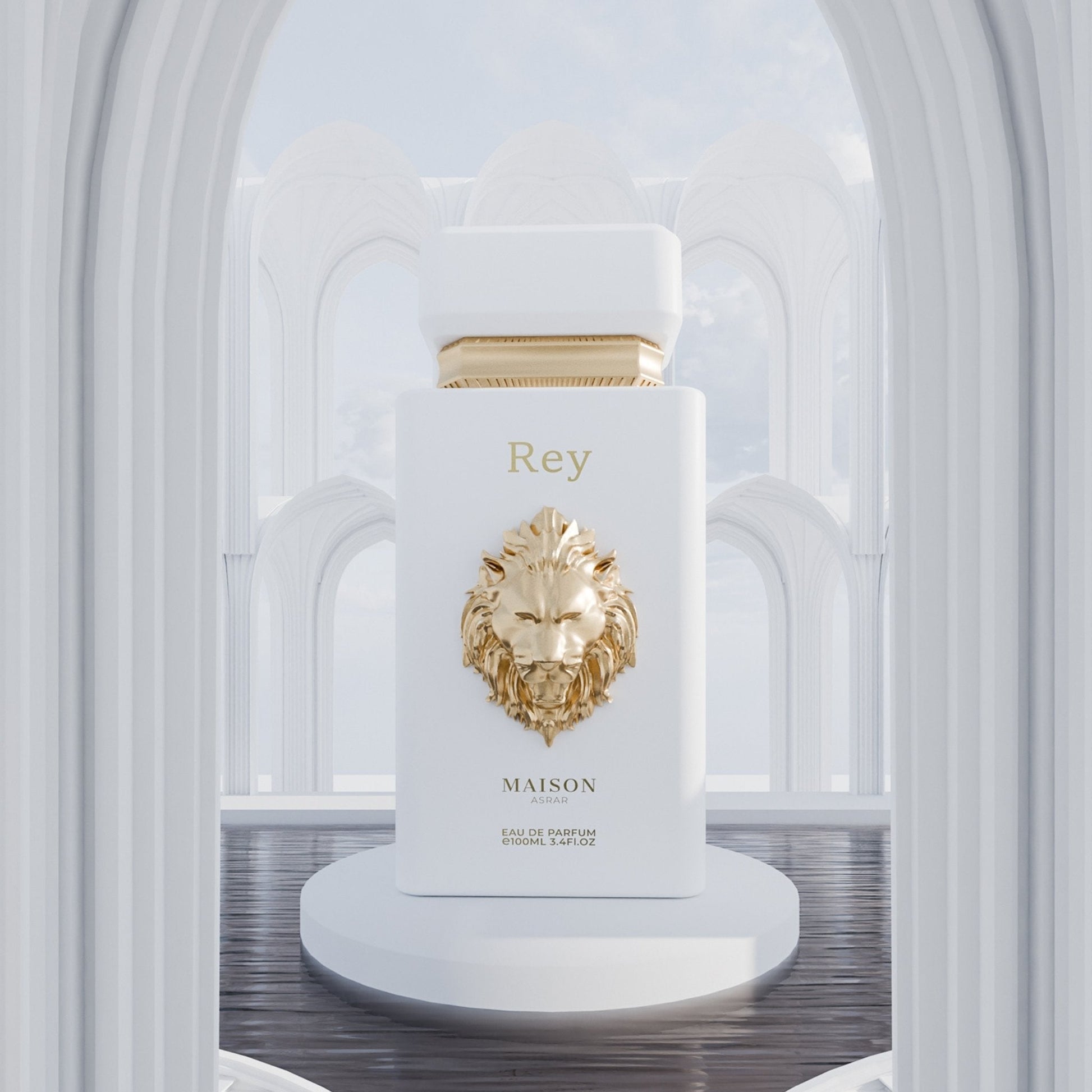 Maison Asrar Rey Eau de Parfum 100 ml – flacone in ambientazione architettonica
