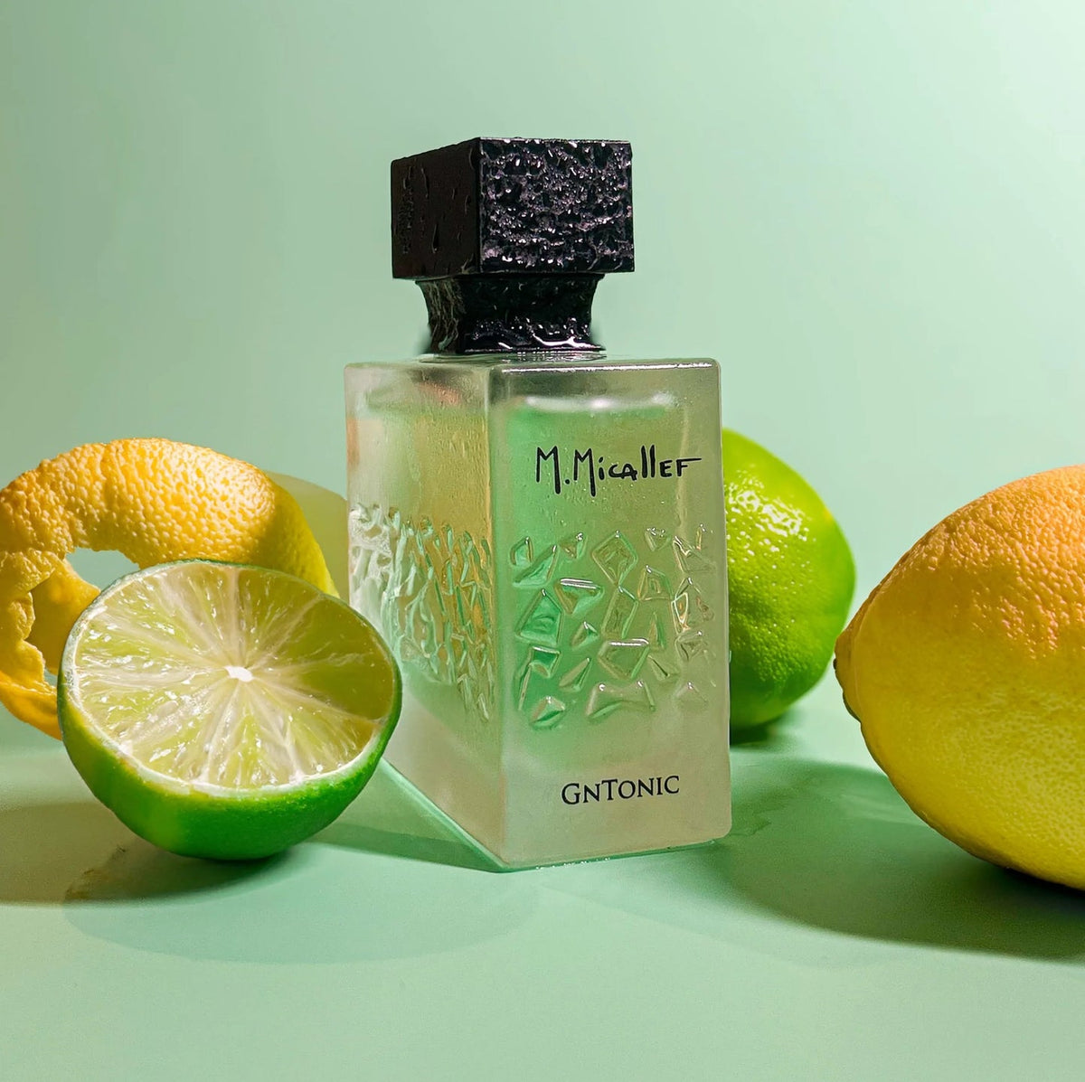 M. Micallef GNTonic 100 ml ambientato con lime, limone e ghiaccio