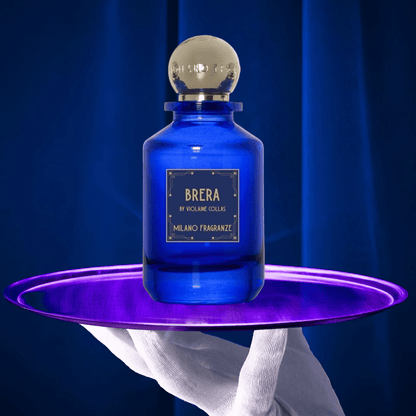 Milano Fragranze Brera 100 ml in ambientazione scenografica viola